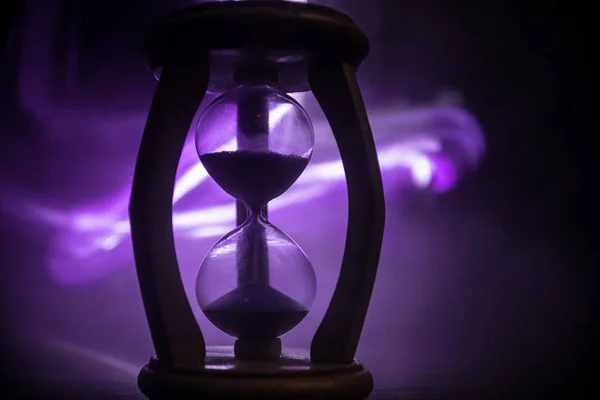 Ιδέα Του Χρόνου Σιλουέτα Του Ρολογιού Hourglass Σκούρο Τονισμένο Φόντο — Φωτογραφία Αρχείου