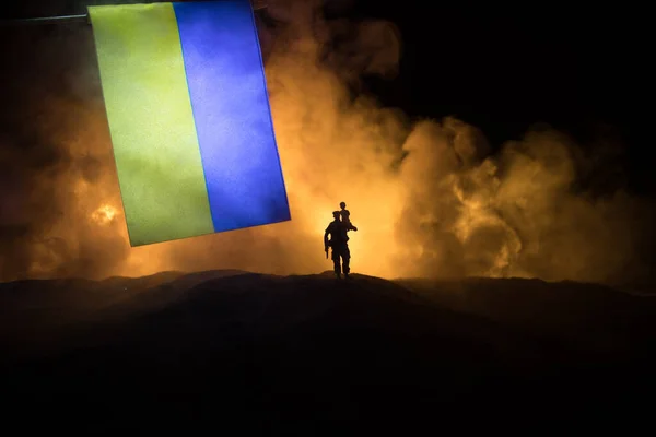 Sziluett Katona Aki Kisfiút Cipel Vállán Tűztől Orosz Háború Ukrajnában — Stock Fotó