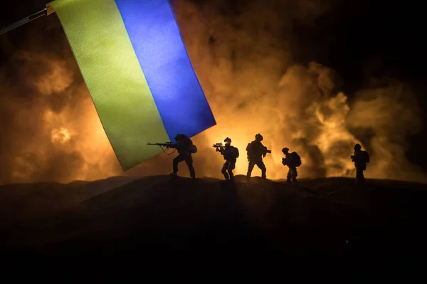 Russian War Ukraine Concept Silhouette Armed Soldiers Ukrainian Flag Burned — Stock Photo, Image