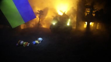 Savaşta ölen çocukların ölümü. Rus savaşı Ukrayna konseptinde. Küçük bebeklerin yaratıcı sanat eserleri yanmış bir şehirde yatıyor. Seçici odak