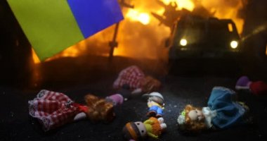 Savaşta ölen çocukların ölümü. Rus savaşı Ukrayna konseptinde. Küçük bebeklerin yaratıcı sanat eserleri yanmış bir şehirde yatıyor. Seçici odak