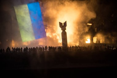 Yaratıcı sanat dekorasyonu, Ukrayna 'da Rus savaşı. Kalabalık büyük şehir binaları patlamasına bakıyor. Seçici odak