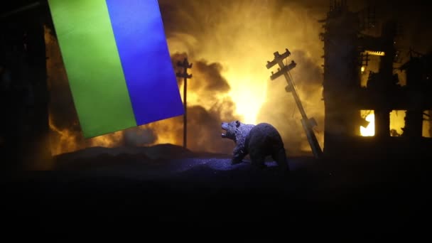 創造的なアートワークの装飾 ウクライナの概念におけるロシア戦争 戦争中の都市での巨大な爆発と夜にクマ 選択的焦点 — ストック動画