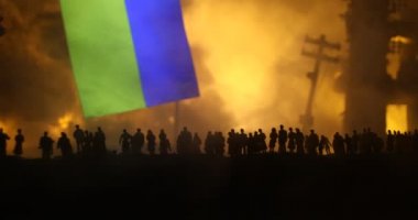 Yaratıcı sanat dekorasyonu, Ukrayna 'da Rus savaşı. Kalabalık büyük şehir binaları patlamasına bakıyor. Seçici odak