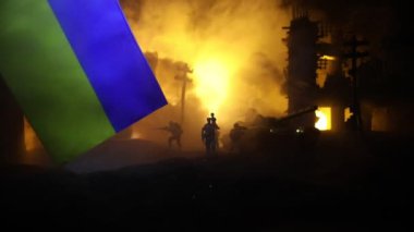 Silüet asker, küçük çocuğu ateşten omuzunda taşıyor. Rus savaşı Ukrayna konseptinde. Yanmış şehirden küçük bir çocukla taşınan adam savaşta yok oldu. Seçici odak