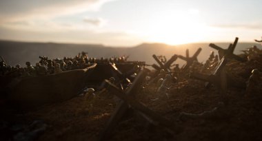 2. Dünya Savaşı canlandırması (D-Day). Oyuncak askerler, çıkarma gemileri ve kirpilerle yaratıcı dekorasyon. 6 Haziran 1944 'te Normandiya' ya inen savaş sahnesi. Seçici odak