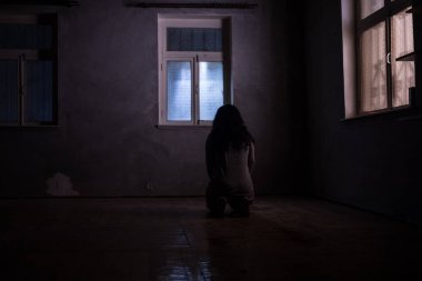 Geceleri penceresi olan terk edilmiş ürkütücü odada korku silueti. Korku sahnesi. Cadılar Bayramı konsepti.