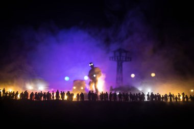 Yaratıcı sanat dekorasyonu, Ukrayna 'da Rus savaşı. Kalabalık dev bir patlama ve siluete bakıyor. Seçici odak