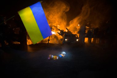 Savaşta ölen çocukların ölümü. Rus savaşı Ukrayna konseptinde. Küçük bebeğin yaratıcı sanat eserleri yanmış bir şehirde yatıyor. Seçici odak