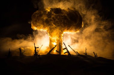 Yaratıcı sanat dekorasyonu, Ukrayna 'da Rus savaşı. Yol ve dev silahlar. Nükleer bomba patlaması. Seçici odak