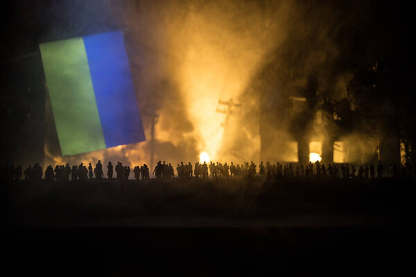 Творческое оформление произведений искусства - концепция русской войны на Украине. Толпа смотрит на гигантский взрыв городских зданий. Селективный фокус