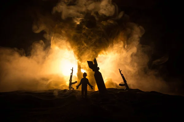 创意艺术装饰 俄罗斯战争在乌克兰的概念 原子弹和人的巨大爆炸 有选择的重点 — 图库照片