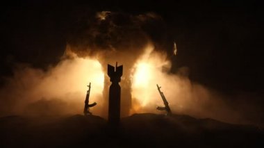 Yaratıcı sanat dekorasyonu, Ukrayna 'da Rus savaşı. Nükleer bomba ve insanların devasa patlaması. Seçici odak