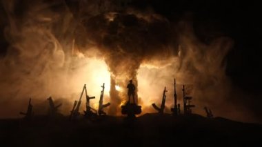 Yaratıcı sanat dekorasyonu, Ukrayna 'da Rus savaşı. Nükleer bomba ve insanların devasa patlaması. Seçici odak