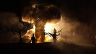Yaratıcı sanat dekorasyonu, Ukrayna 'da Rus savaşı. Nükleer bomba ve insanların devasa patlaması. Seçici odak