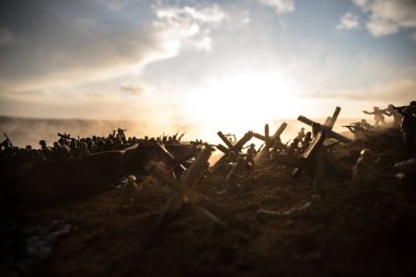 2. Dünya Savaşı canlandırması (D-Day). Oyuncak askerler, çıkarma gemileri ve kirpilerle yaratıcı dekorasyon. 6 Haziran 1944 'te Normandiya' ya inen savaş sahnesi. Seçici odak