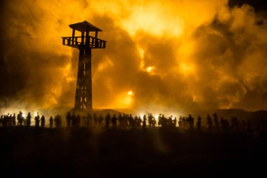 Yaratıcı sanat dekorasyonu, Ukrayna 'da Rus savaşı. Kalabalık dev patlamayı ve dev gözetleme kulesini izliyor. Seçici odak