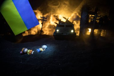 Savaşta ölen çocukların ölümü. Rus savaşı Ukrayna konseptinde. Küçük bebeğin yaratıcı sanat eserleri yanmış bir şehirde yatıyor. Seçici odak