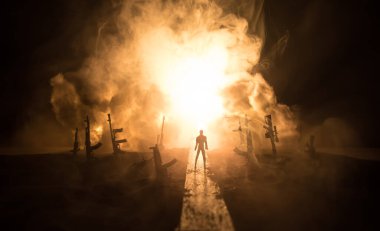 Yaratıcı sanat dekorasyonu, Ukrayna 'da Rus savaşı. Yol ve dev silahlar. Nükleer bomba patlaması. Seçici odak