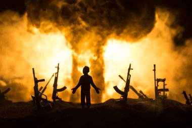 Yaratıcı sanat dekorasyonu, Ukrayna 'da Rus savaşı. Yol ve dev silahlar. Nükleer bomba patlaması. Seçici odak