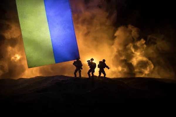 Rus Savaşı Ukrayna Konseptinde Ukrayna Bayrağına Karşı Silahlı Askerlerin Silueti — Stok fotoğraf