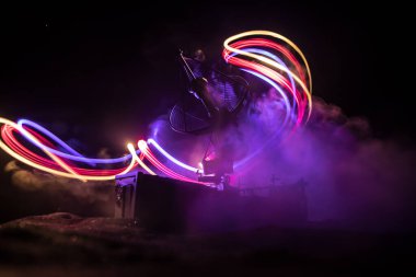 Uydu anteni siluetleri ya da gece gökyüzüne karşı radyo antenleri. Uzay gözlemevi ya da hava savunma radarı dramatik gece gökyüzünde. Yaratıcı sanat dekorasyonu. Seçici odak