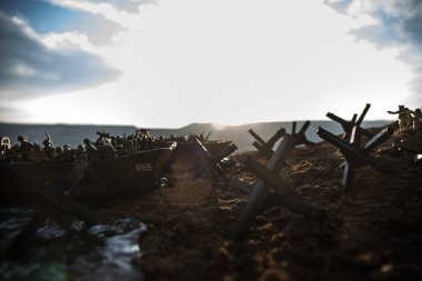 2. Dünya Savaşı canlandırması (D-Day). Oyuncak askerler, çıkarma gemileri ve kirpilerle yaratıcı dekorasyon. 6 Haziran 1944 'te Normandiya' ya inen savaş sahnesi. Seçici odak
