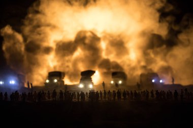 Yaratıcı sanat dekorasyonu, Ukrayna 'da Rus savaşı. Kalabalık dev bir patlamaya ve zırhlı araçlara saldırmaya bakıyor. Seçici odak