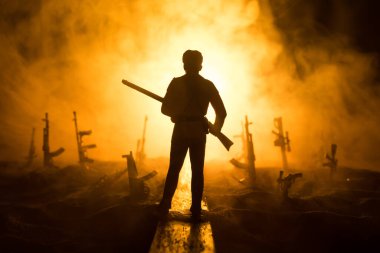 Yaratıcı sanat dekorasyonu, Ukrayna 'da Rus savaşı. Yol ve dev silahlar. Nükleer bomba patlaması. Seçici odak