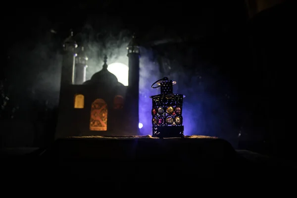 Ozdobna Arabska Latarnia Płonącą Świecą Świecą Nocy Realistyczna Miniatura Meczetu — Zdjęcie stockowe