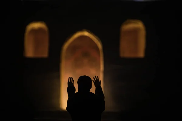 在乌云密布的背景下 清真寺建筑的轮廓 Ramadan Kareem的背景现实的清真寺缩影与祈祷的轮廓 有选择的重点 — 图库照片