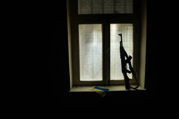 Foto Conceptual Guerra Entre Rusia Ucrania Bandera Ucrania Casco Pistola — Foto de Stock
