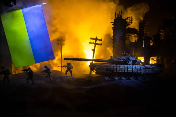 Guerra Rusa Ucrania Concepto Silueta Soldados Armados Contra Bandera Ucraniana —  Fotos de Stock