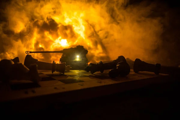 ロシアとウクライナの間の戦争 爆発の暗い背景にチェスボードとタンクを使用して戦争の概念的なイメージ ウクライナとロシアの危機 政治的紛争 選択的焦点 — ストック写真