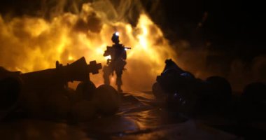 Rusya ve Ukrayna arasındaki savaş, patlamanın arka planında satranç tahtası ve askerin kullanıldığı kavramsal savaş videosu