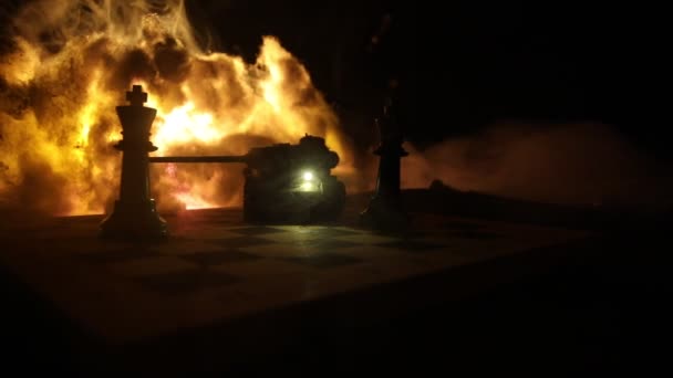 러시아와 우크라이나 사이의 탱크를 사용하는 전쟁의 개념적 비디오 폭발의 어두운 — 비디오