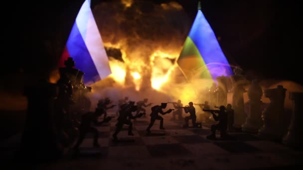 俄罗斯和乌克兰之间的战争 在爆炸背景下使用棋盘 士兵和国旗的战争概念视频 乌克兰和俄罗斯危机 — 图库视频影像