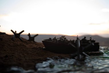2. Dünya Savaşı canlandırması (D-Day). Oyuncak askerler, çıkarma gemileri ve kirpilerle yaratıcı dekorasyon. 6 Haziran 1944 'te Normandiya' ya inen savaş sahnesi. Seçici odak