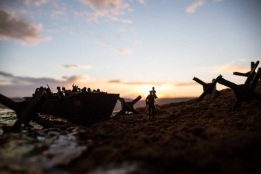 2. Dünya Savaşı canlandırması (D-Day). Oyuncak askerler, çıkarma gemileri ve kirpilerle yaratıcı dekorasyon. 6 Haziran 1944 'te Normandiya' ya inen savaş sahnesi. Seçici odak