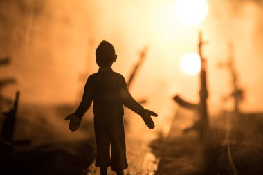 Yaratıcı sanat dekorasyonu, Ukrayna 'da Rus savaşı. Yol ve dev silahlar. Nükleer bomba patlaması. Seçici odak