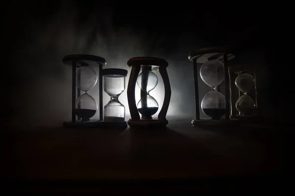 Концепция Времени Силуэт Часов Песочные Часы Темном Фоне Абстрактная Концепция — стоковое фото