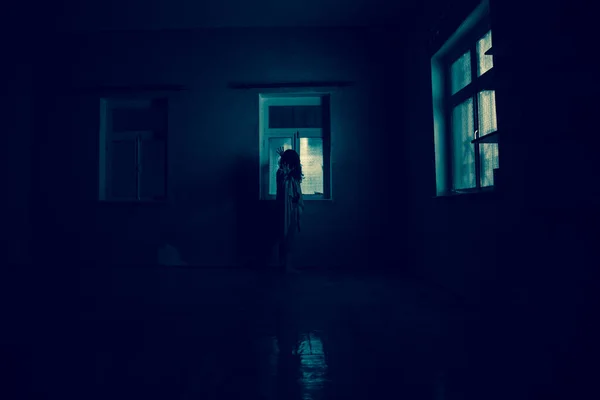 Τρομακτική Σιλουέτα Μέσα Εγκαταλελειμμένο Ανατριχιαστικό Δωμάτιο Παράθυρο Νύχτα Τρομακτική Σκηνή — Φωτογραφία Αρχείου