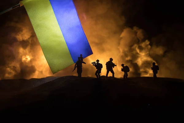 Концепция Русской Войны Украине Силуэт Вооруженных Солдат Против Украинского Флага — стоковое фото