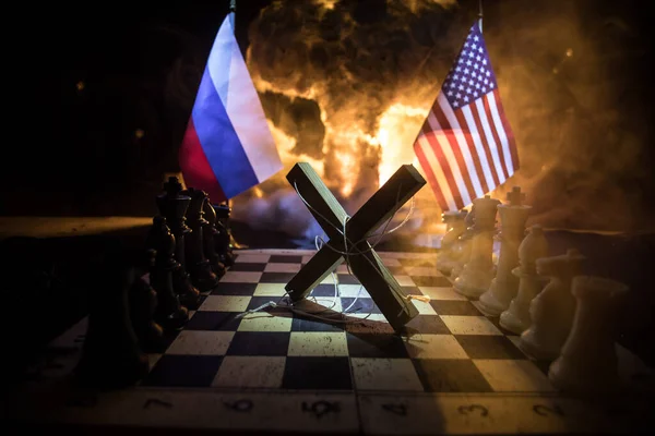 战争或操纵全球政治的概念 俄罗斯和乌克兰之间的战争 在爆炸背景下使用棋盘和国旗的战争的概念形象 — 图库照片