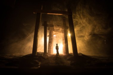Yaratıcı sanat dekorasyonu. Gece soyut Japon tarzı ahşap tünel. Fantezi ormanında gece sahnesi. Seçici odak