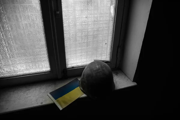 Konceptuální Fotografie Války Mezi Ruskem Ukrajinou Ukrajinská Vlajka Helma Pistole — Stock fotografie