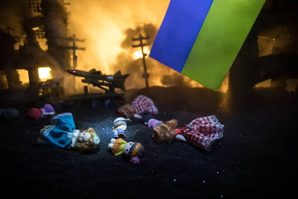 戦争中の子供たちの死 ウクライナの概念におけるロシアの戦争 小さな人形の創造的なアートワークは 燃え尽きた都市の地面にあります 選択的焦点 — ストック写真