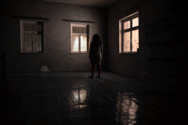 Geceleri penceresi olan terk edilmiş ürkütücü odada korku silueti. Korku sahnesi. Cadılar Bayramı konsepti.