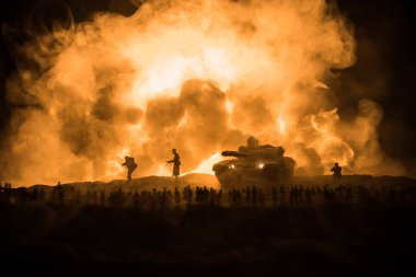 Yaratıcı sanat dekorasyonu, Ukrayna 'da Rus savaşı. Kalabalık dev bir patlamaya ve zırhlı araçlara saldırmaya bakıyor. Seçici odak