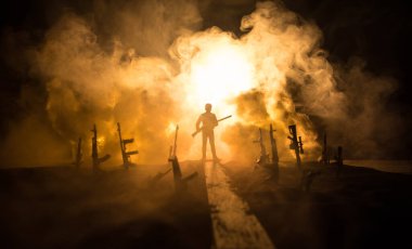 Yaratıcı sanat dekorasyonu, Ukrayna 'da Rus savaşı. Yol ve dev silahlar. Nükleer bomba patlaması. Seçici odak